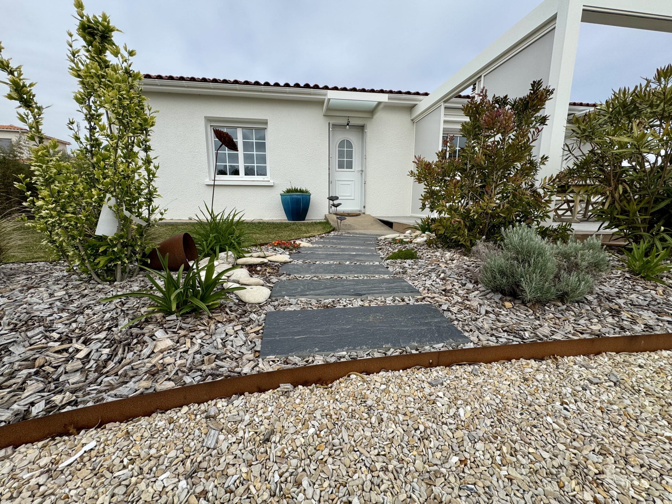 Aménagement d’un jardin d’accueil & Création d’un parking
