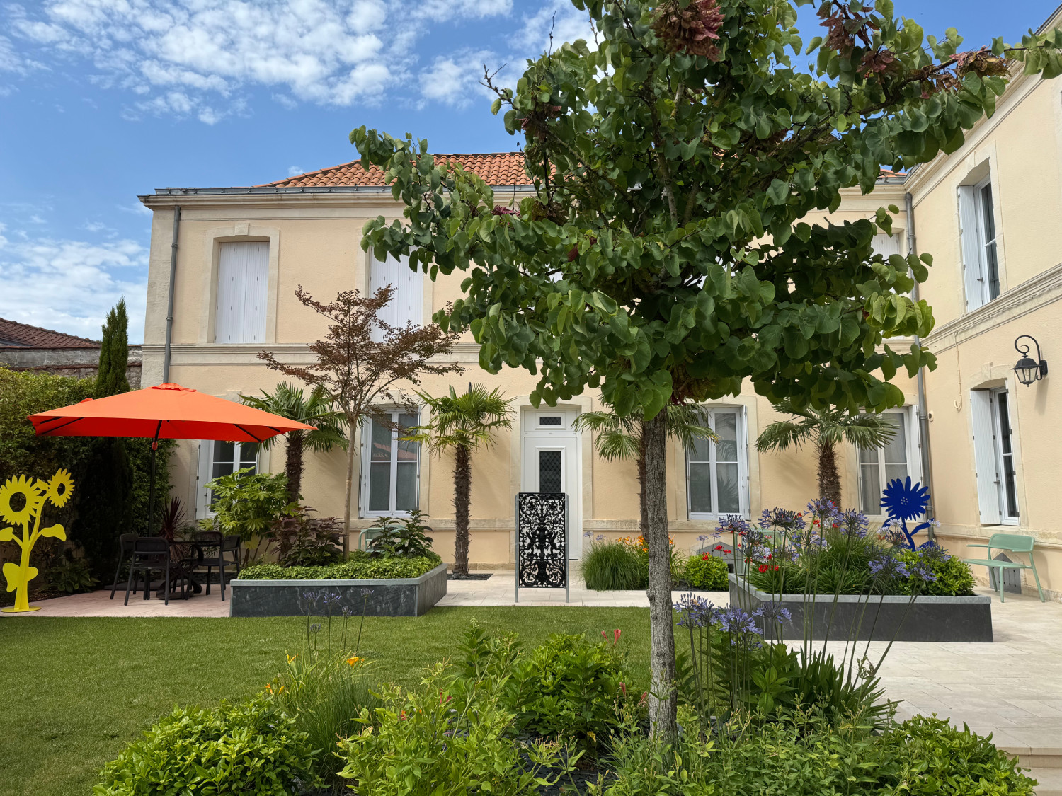Mise en valeur de cette villa ancienne par un aménagement paysager sur mesure à Fouras